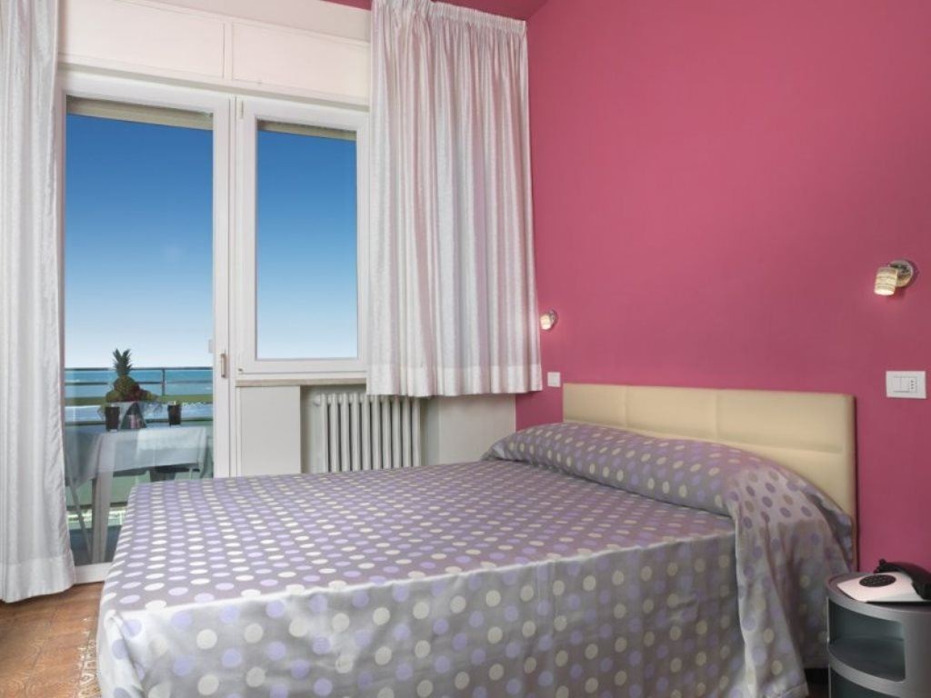 rooms-standard-room-frontal-sea-view-with-balcony