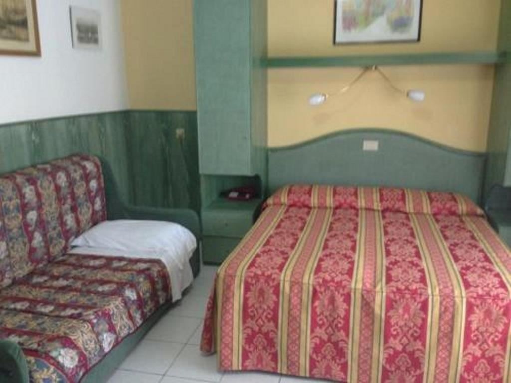 rooms-standard-room-with-balcony-34-pax