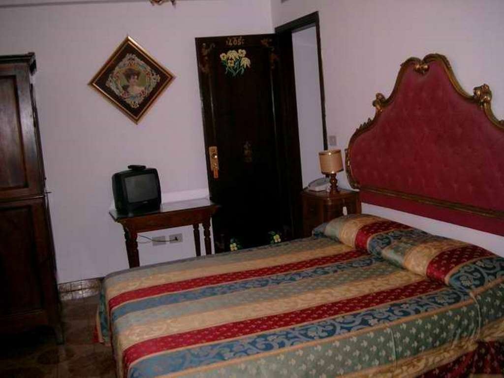 rooms-classic-room-lateral-sea-view-with-balcony-or-terrace
