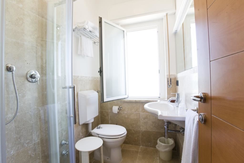 rooms-standard-room-lateral-sea-view-with-balcony