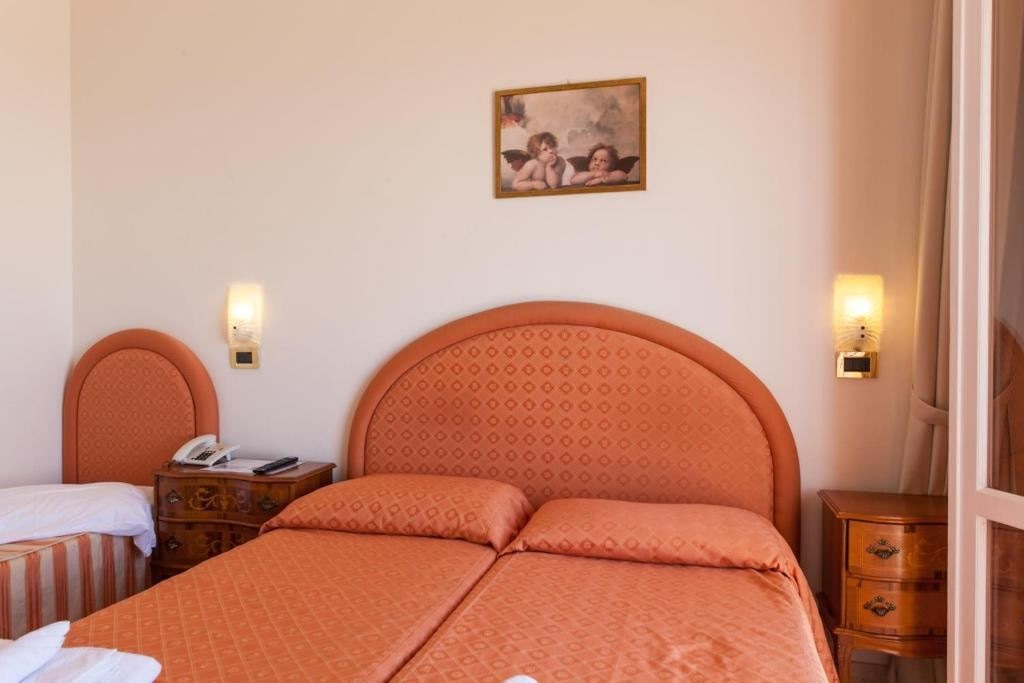 rooms-economy-room-frontal-sea-view-with-balcony