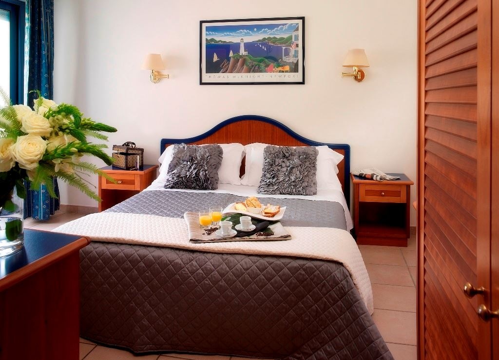 rooms-standard-room-lateral-sea-view-with-balcony