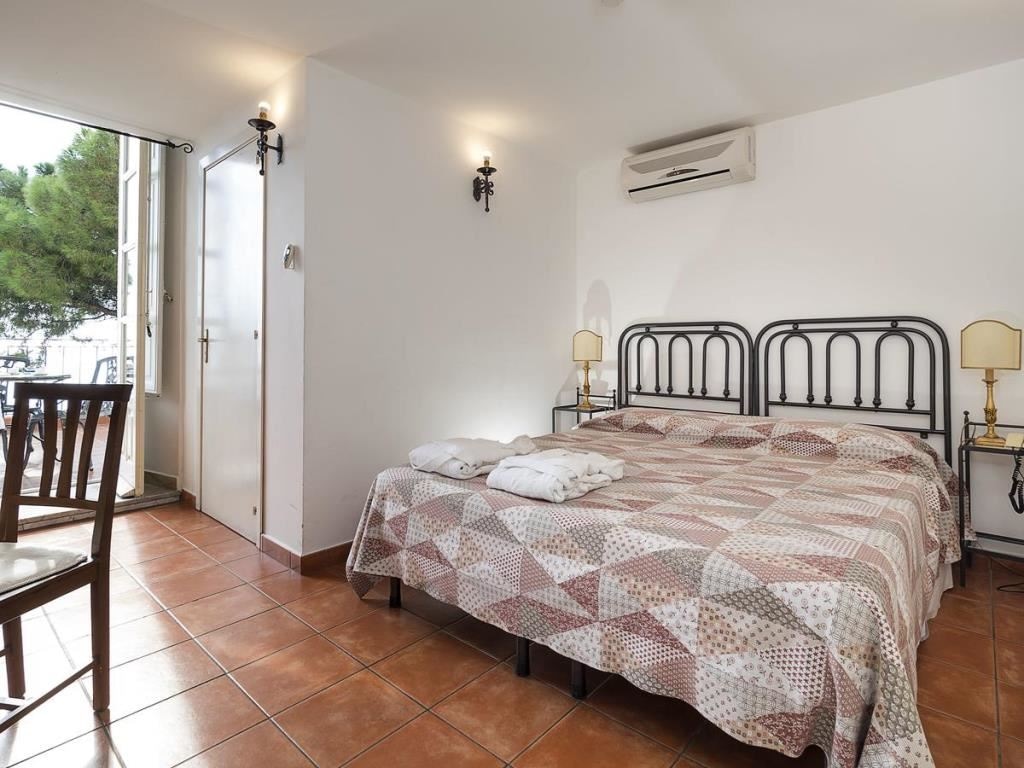 rooms-sea-view-room-with-balcony