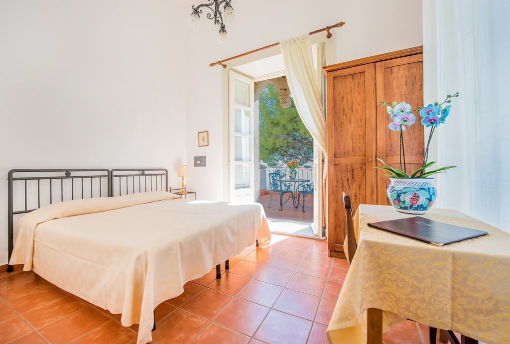 rooms-sea-view-room-with-balcony