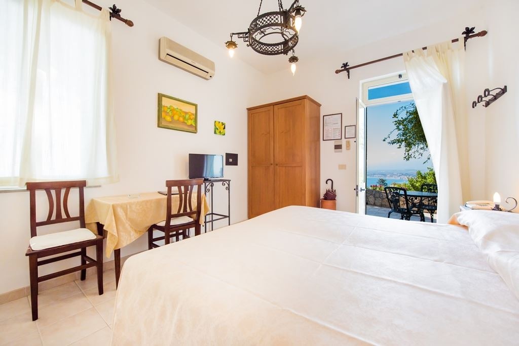 rooms-sea-view-room-with-balcony-double-single-use