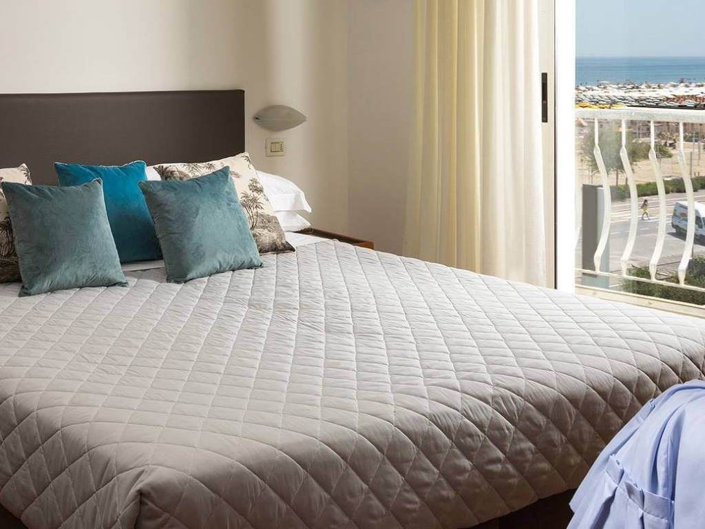 rooms-quality-room-pool-view-with-balcony-double-single-use