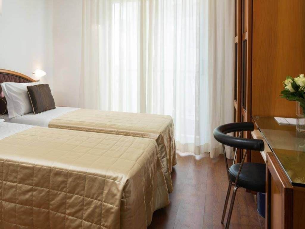 rooms-deluxe-room-pool-view-with-balcony-double-single-use