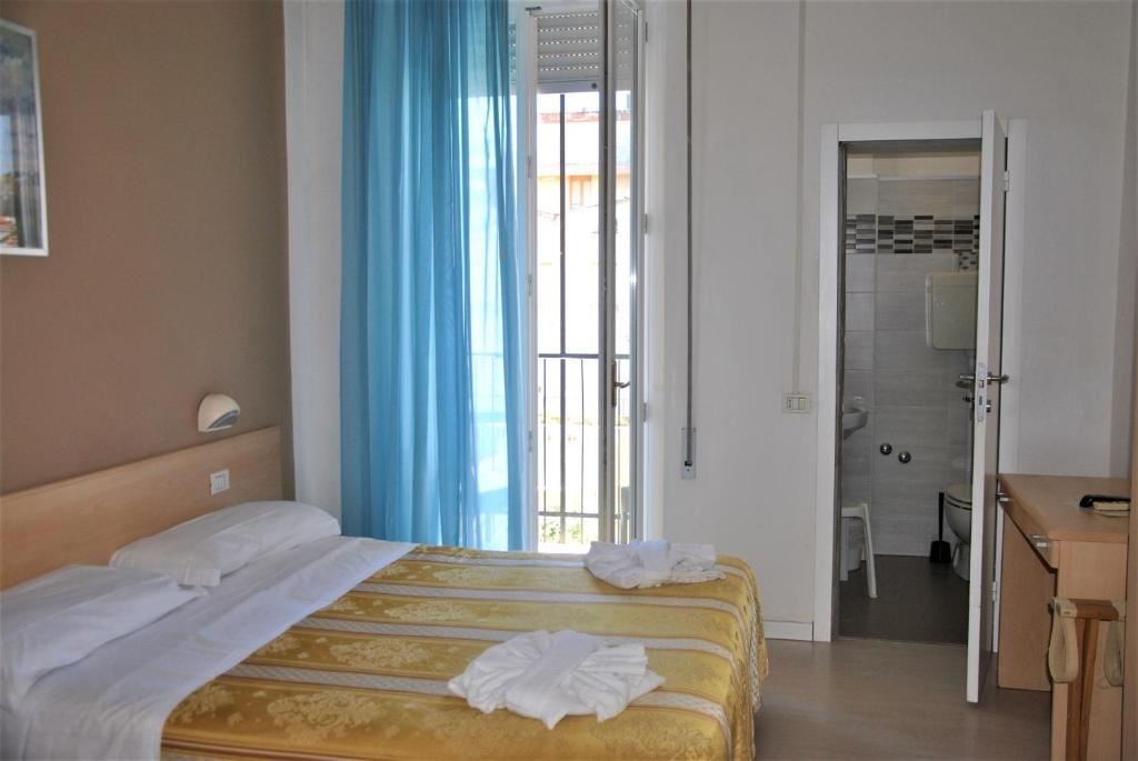 rooms-standard-room-lateral-sea-view