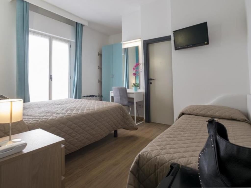 rooms-standard-room-with-balcony-lateral-sea-view