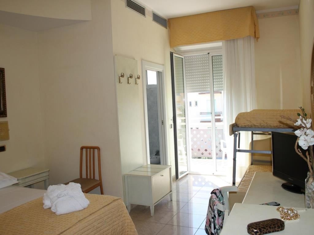 rooms-standard-room-lateral-sea-view-with-balcony