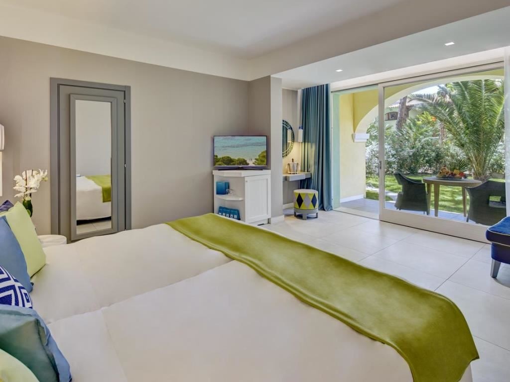 rooms-deluxe-family-room-garden-view