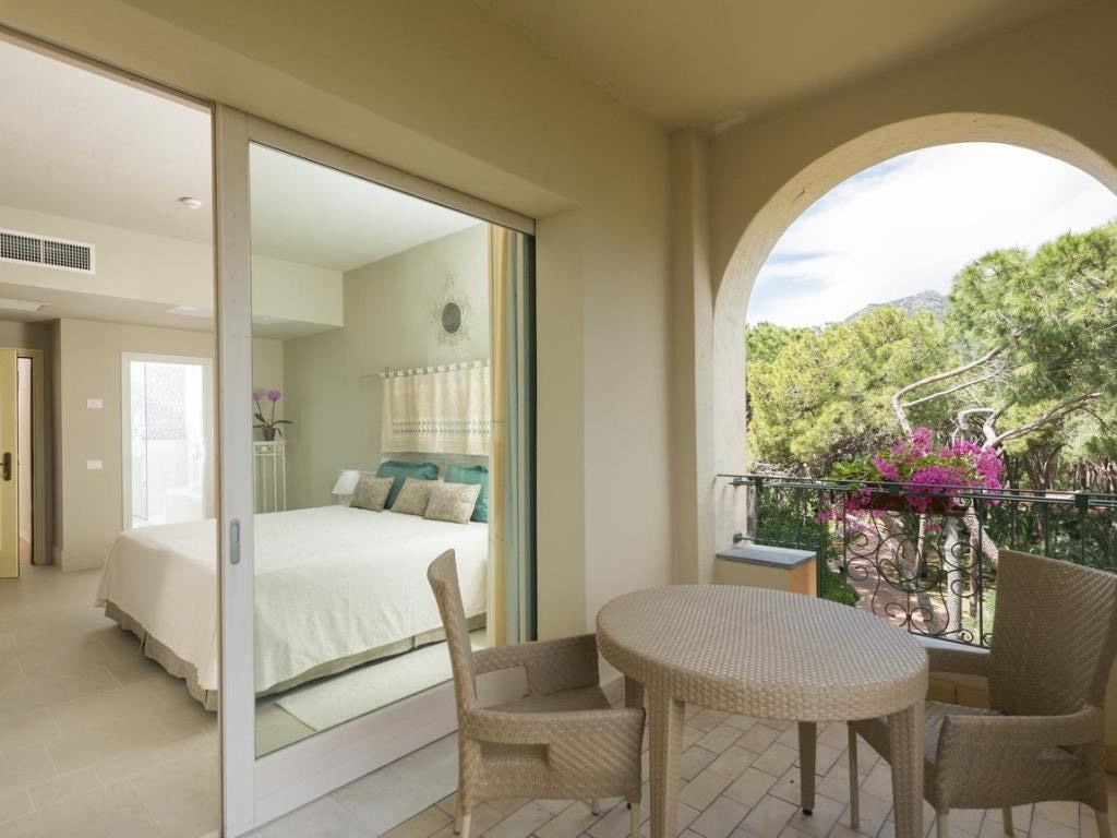 rooms-superior-room-side-sea-view-with-balcony