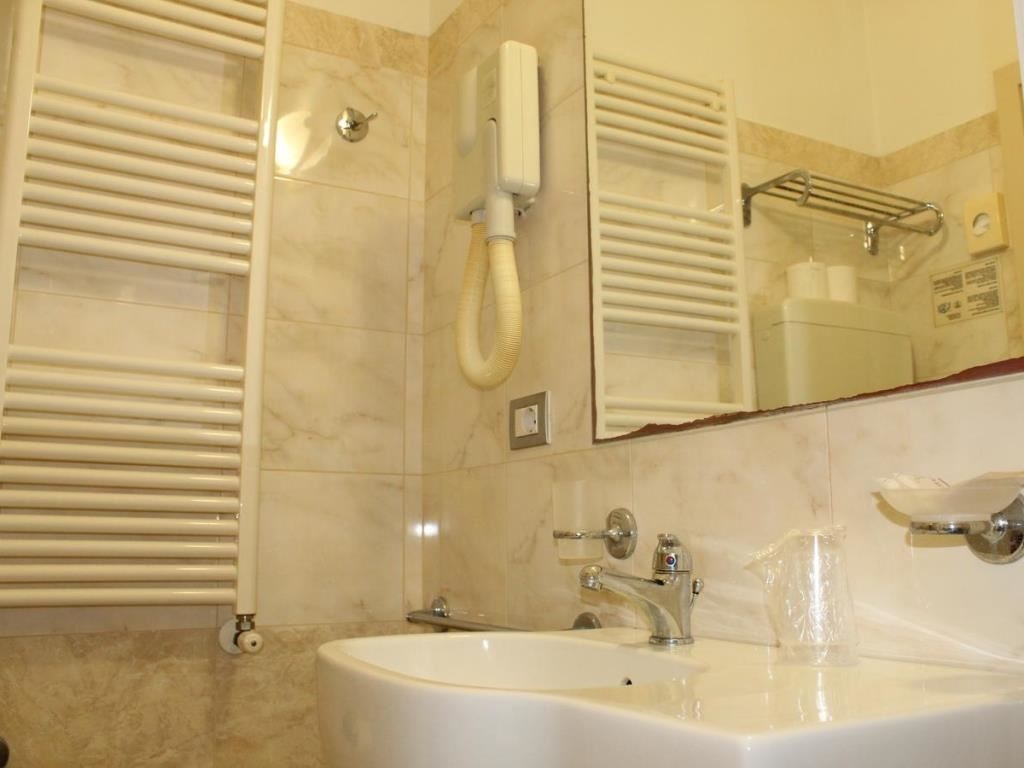 rooms-standard-room-with-french-balcony