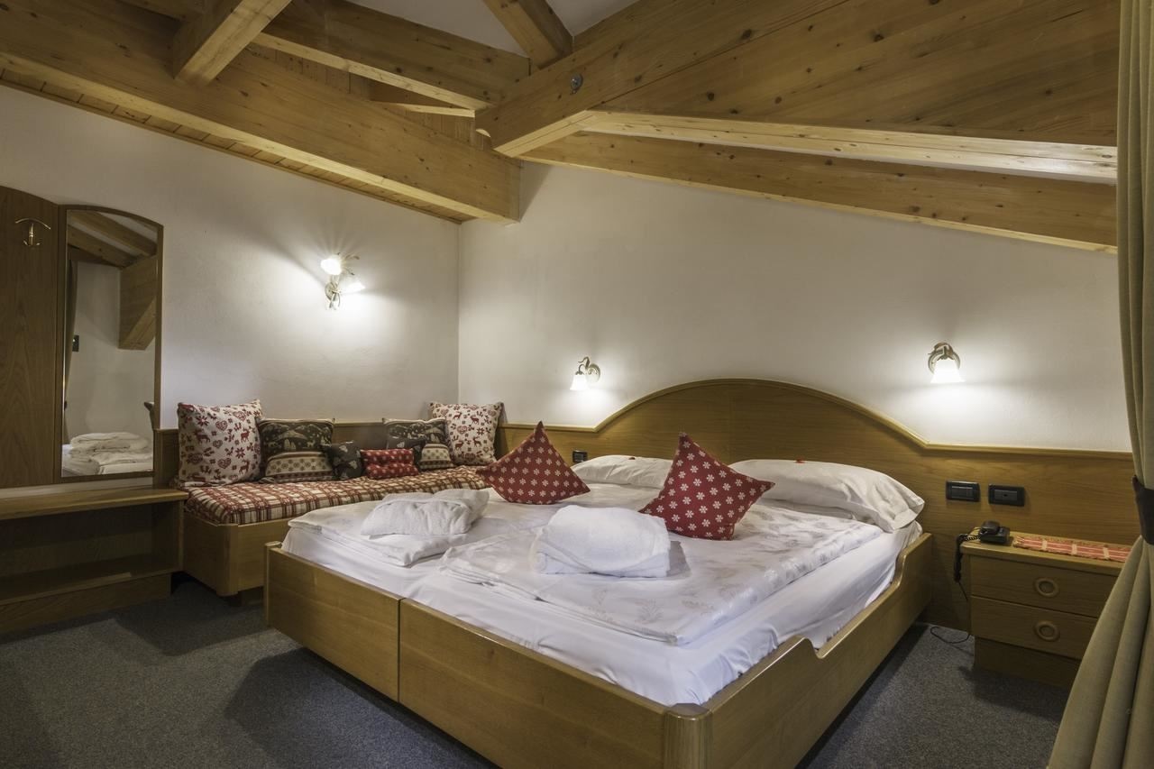 rooms-standard-room-with-balcony