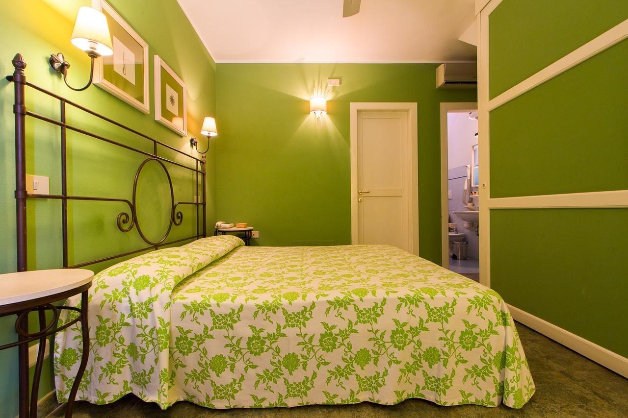 rooms-family-room-garden-view