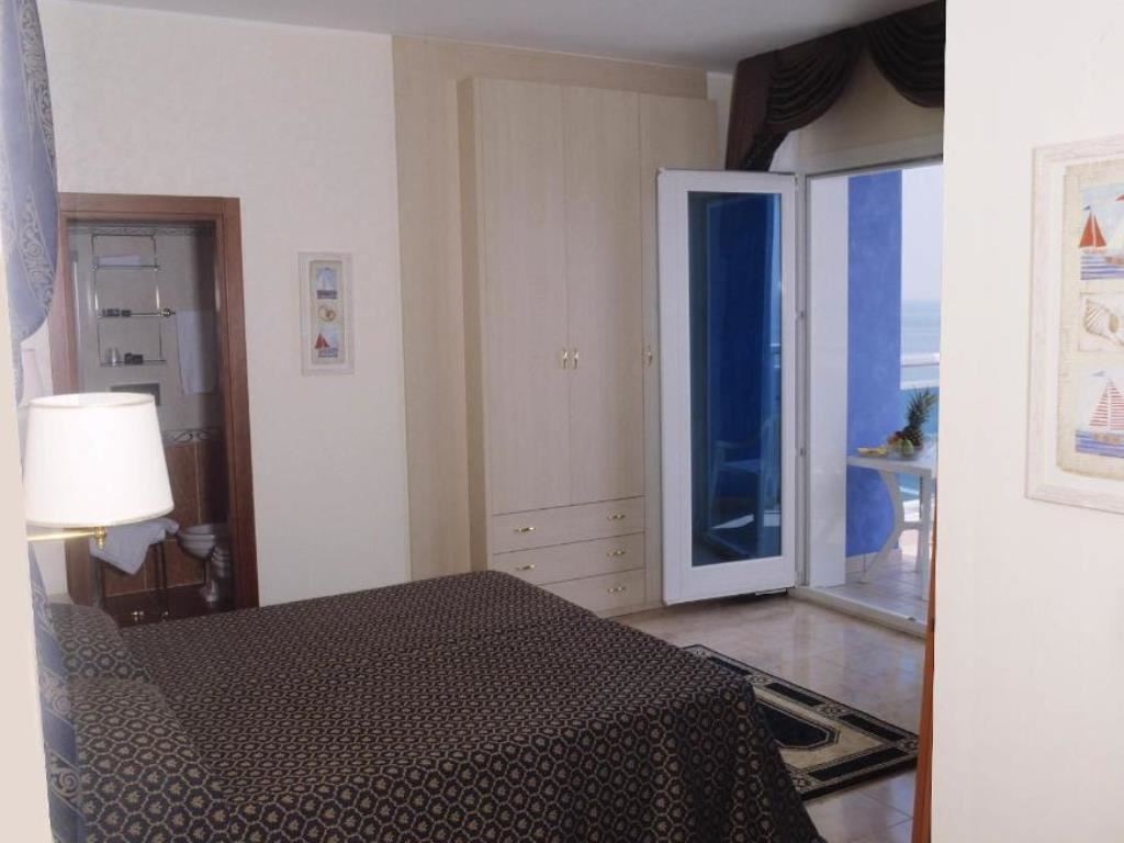 rooms-family-room-front-sea-view-balcony