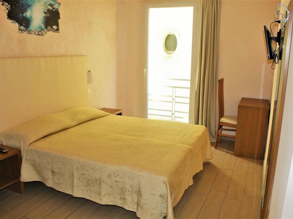 rooms-standard-room-with-french-balcony