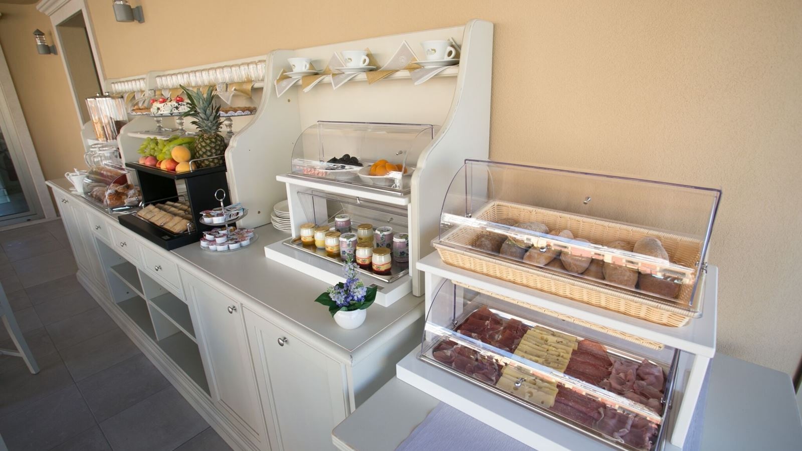 restaurants-restaurant