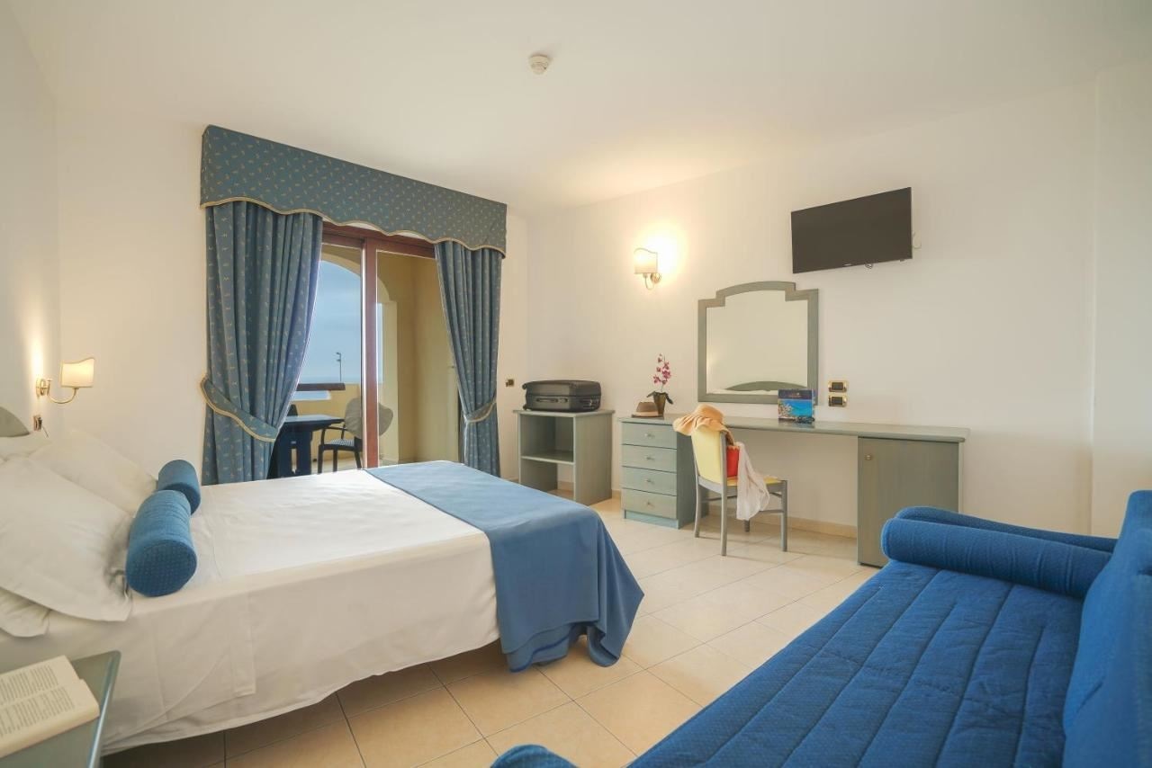 rooms-family-room-sea-view