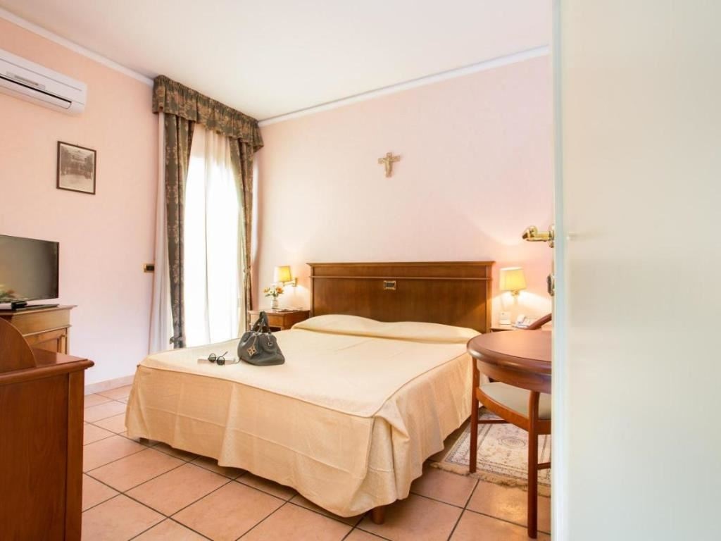 rooms-quadruple-room