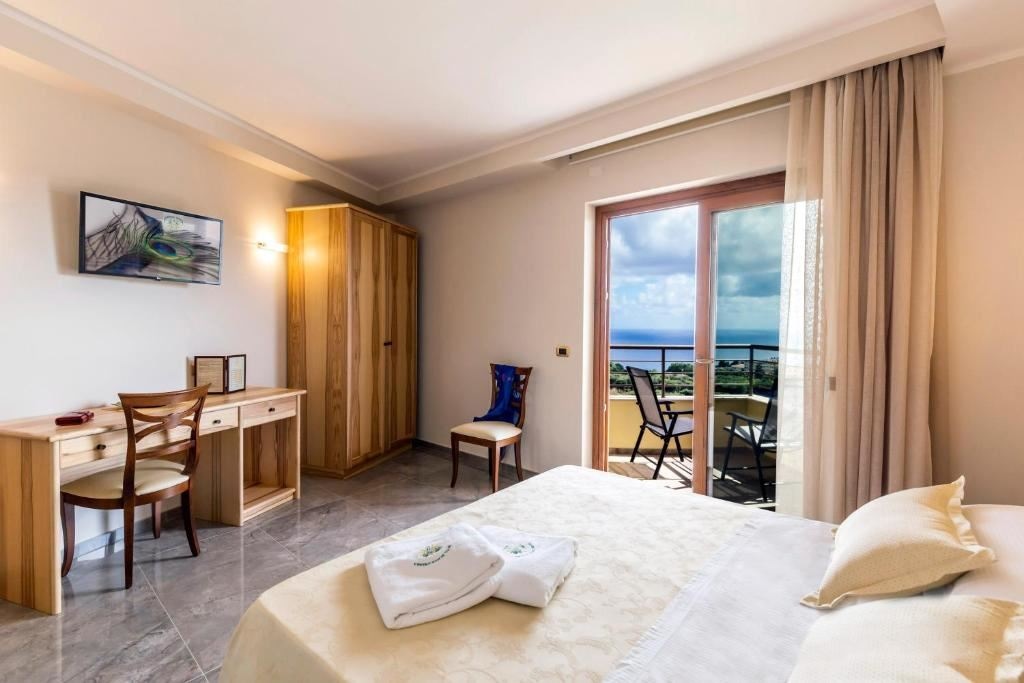 rooms-deluxe-room