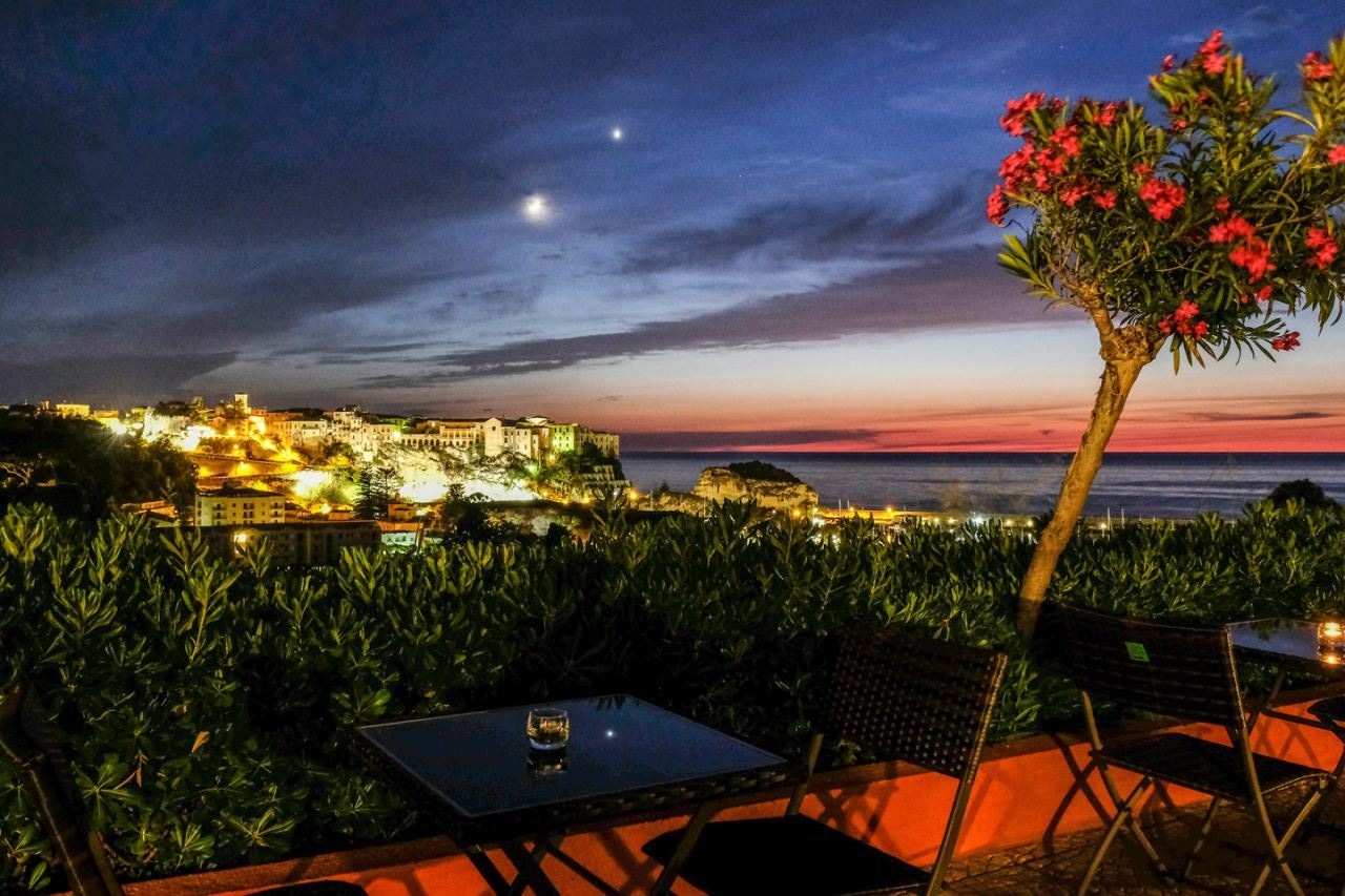 bars-new-paradise-bar