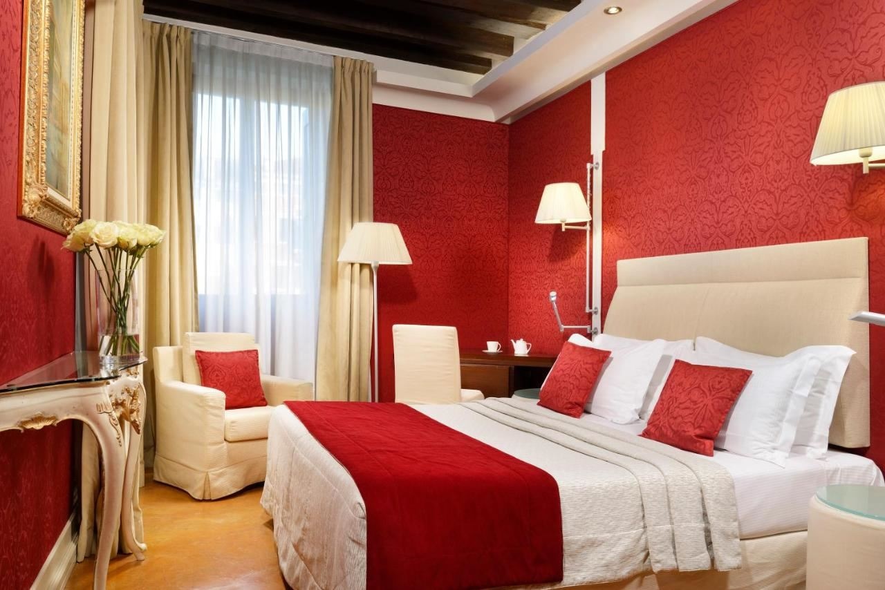 rooms-deluxe-garden-view-triple-room-bar