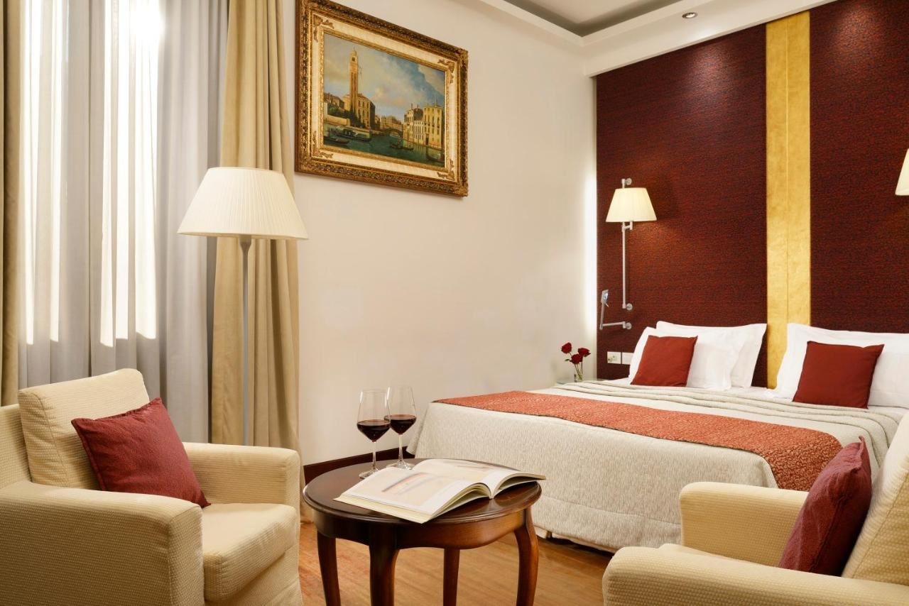 rooms-junior-suite-grand-canal-dus-bar