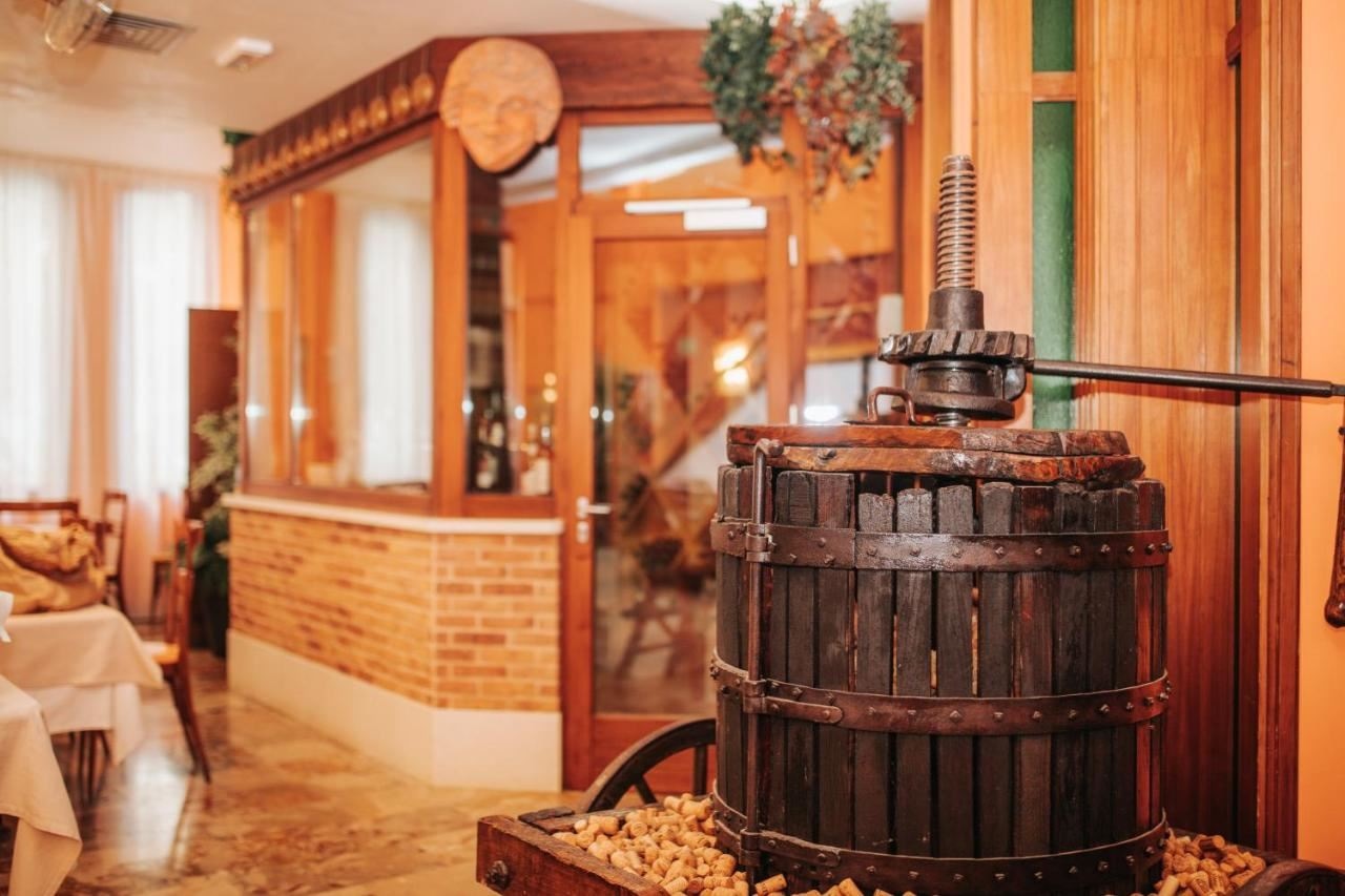 restaurants-restaurant