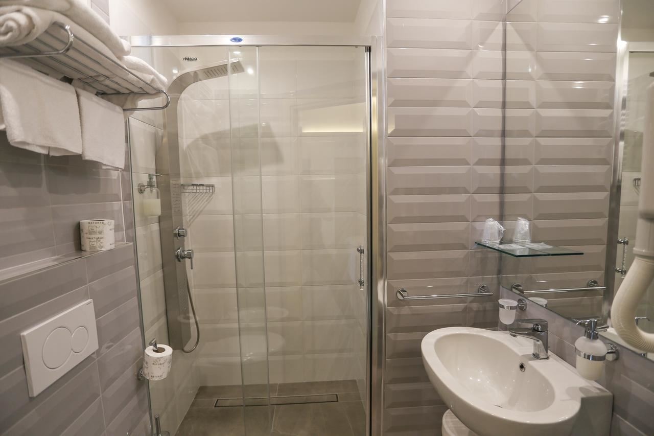 rooms-deluxe-room-with-balcony