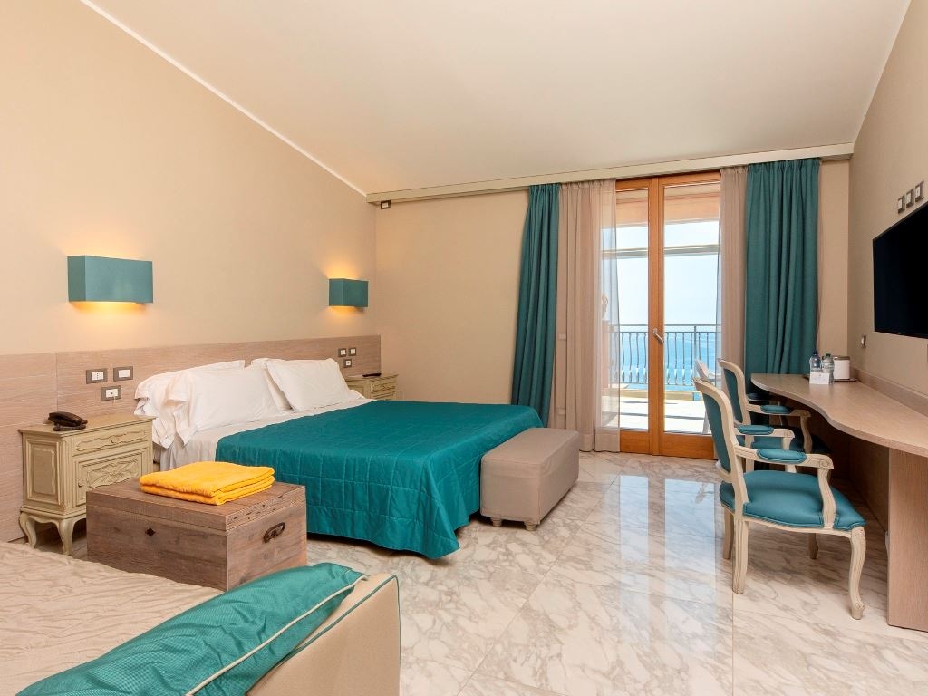 rooms-tripla-balcone-vista-mare