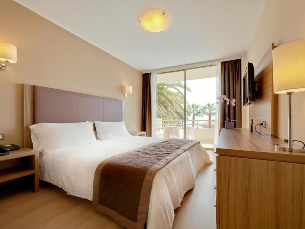 rooms-triple-room-patio