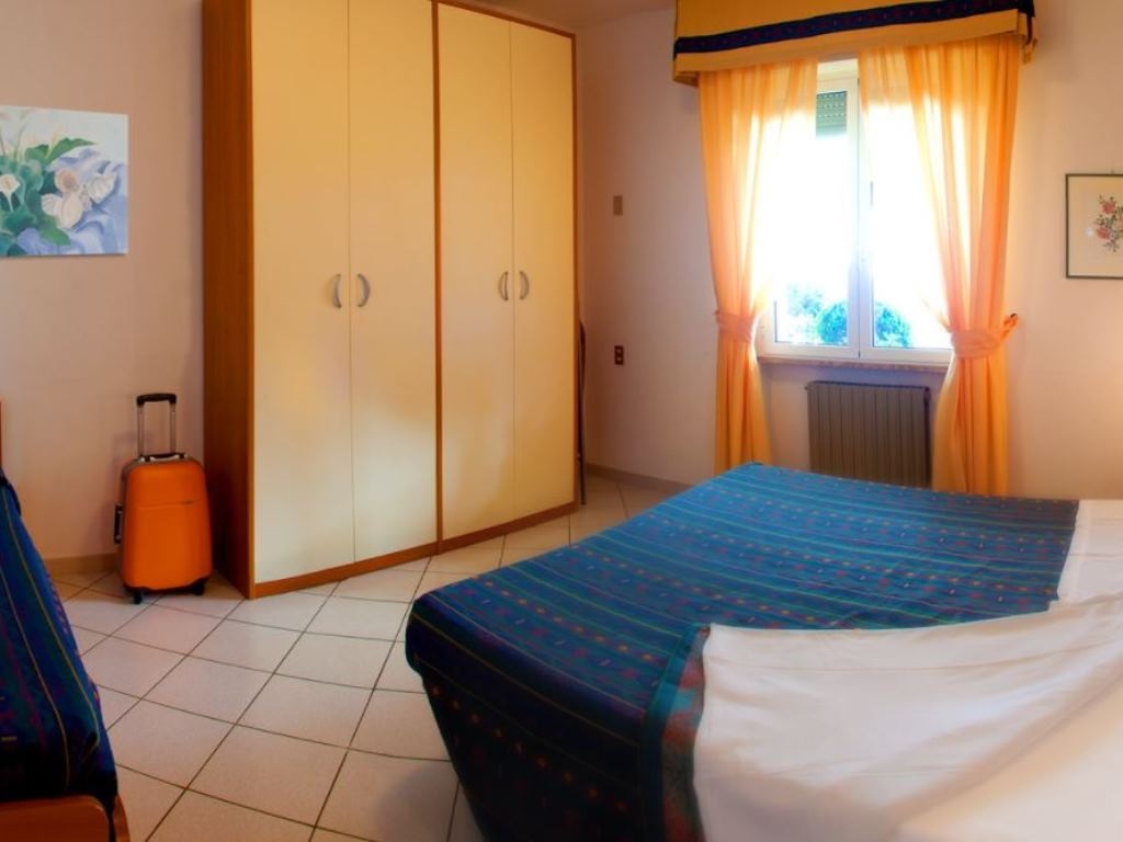 rooms-tworoom-apt-6-people