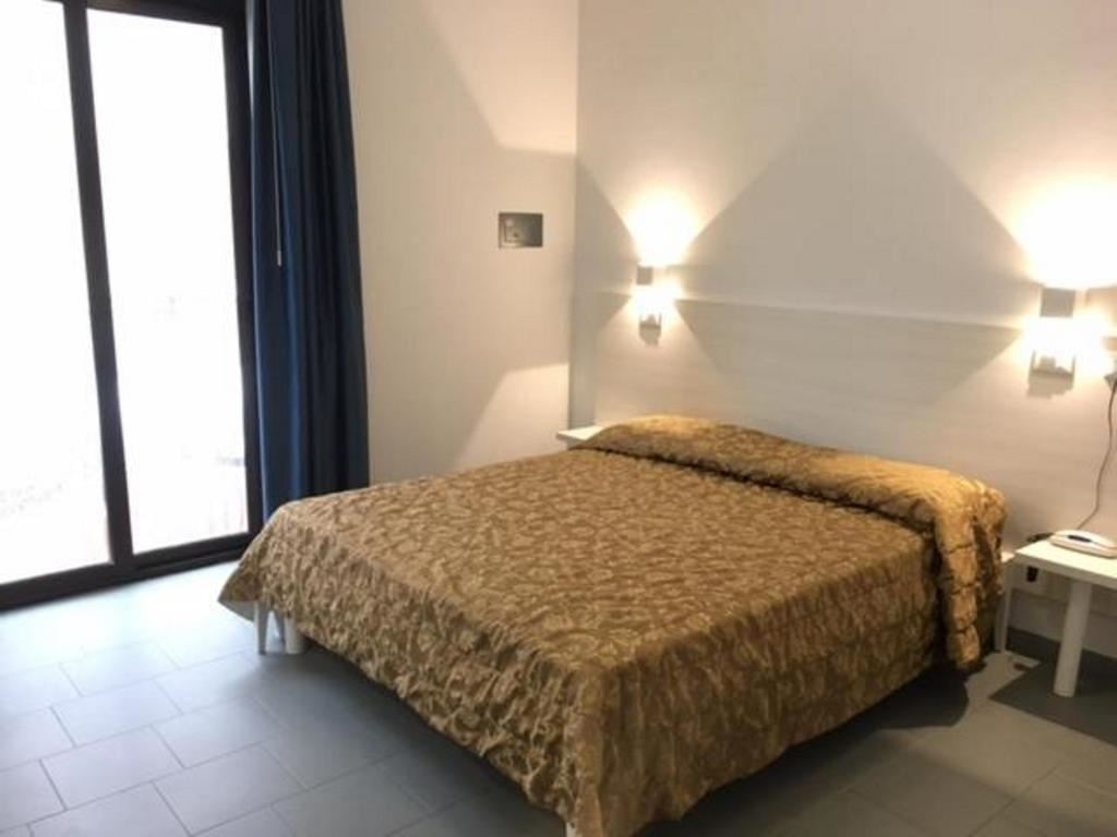 rooms-standard-room-side-sea-view-balcony