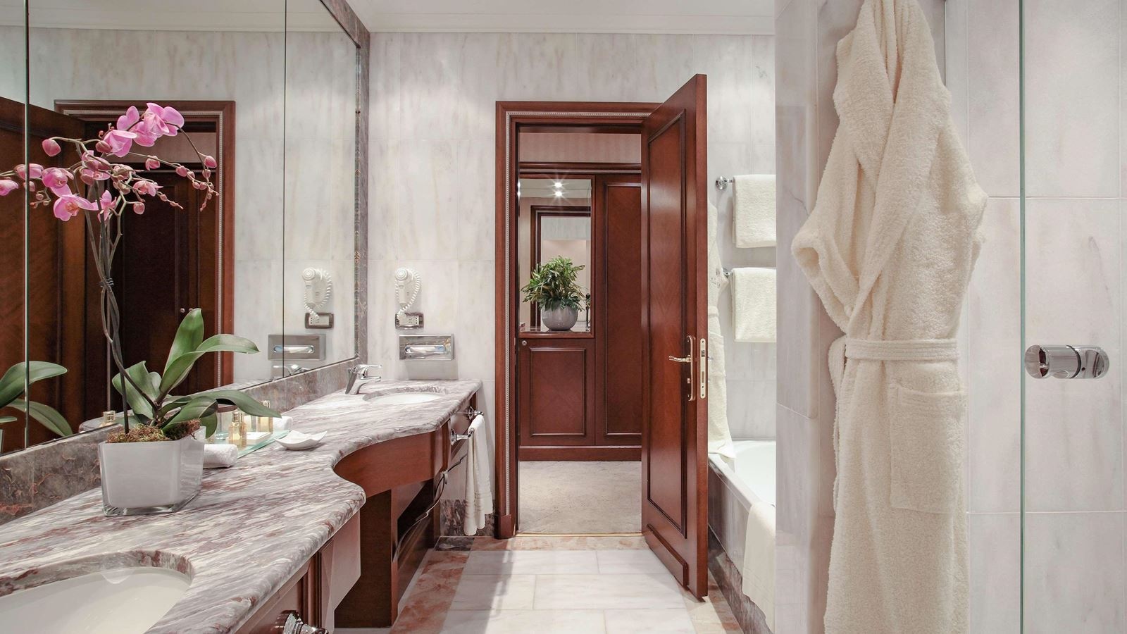 rooms-junior-suite-with-views