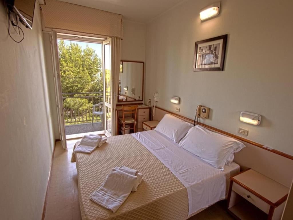 rooms-standard-room-lateral-sea-view-balcony-with-family-plan-offer