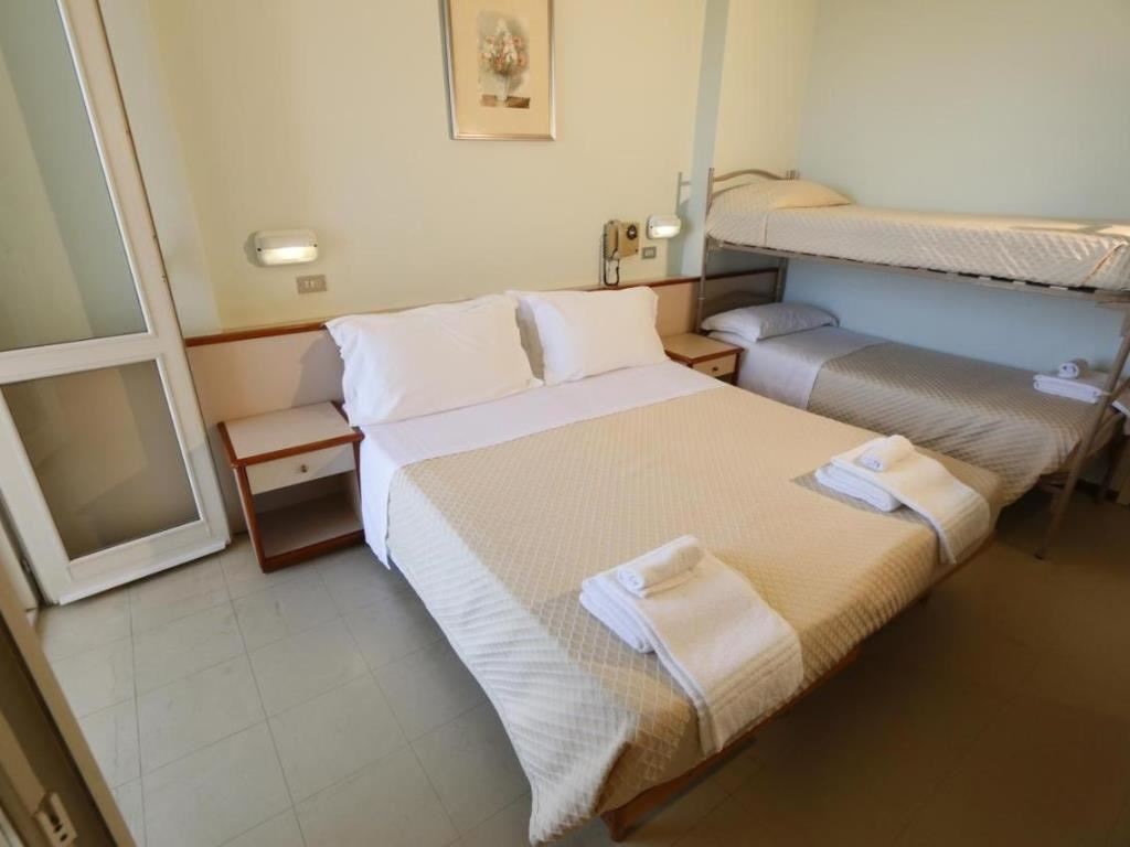 rooms-standard-room-lateral-sea-view-with-balcony