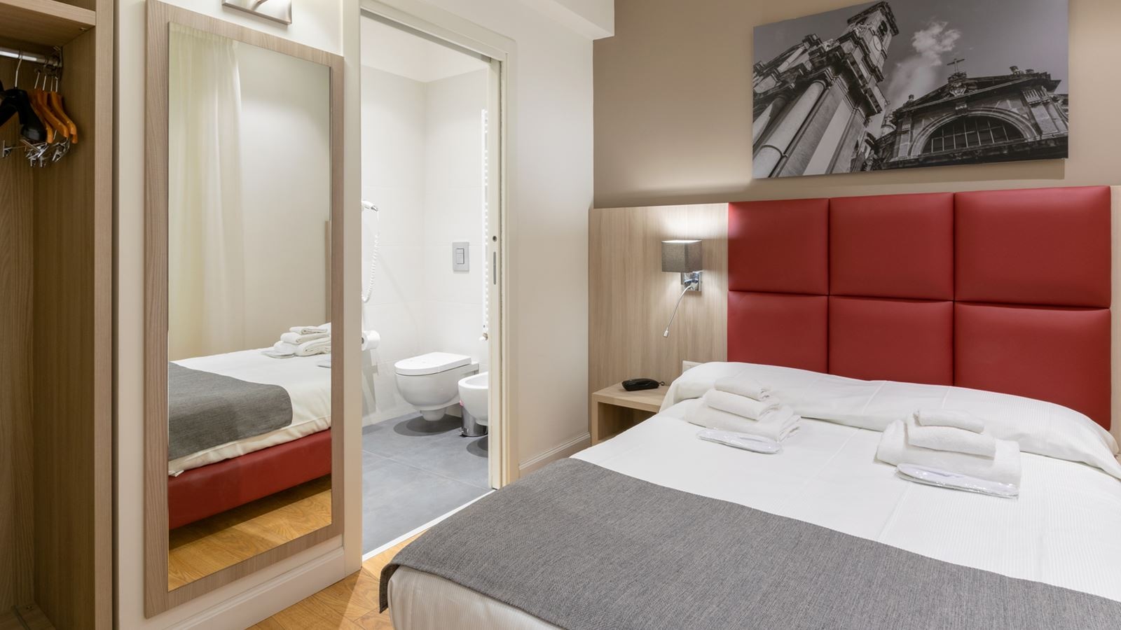 rooms-junior-suite-queen-size-bed