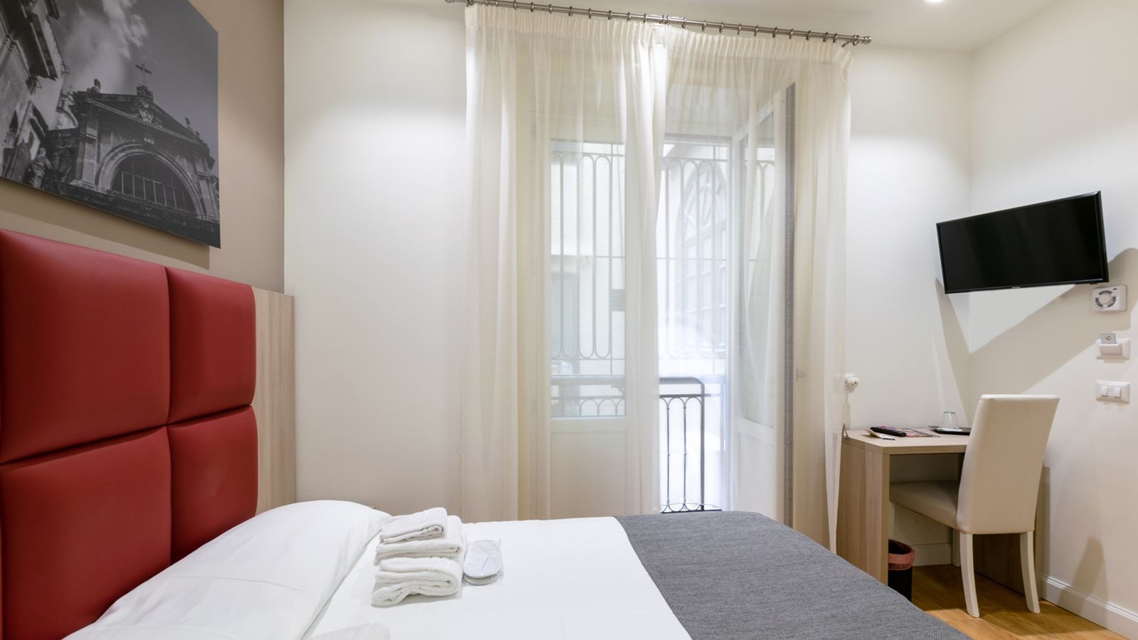 rooms-junior-suite-queen-size-bed