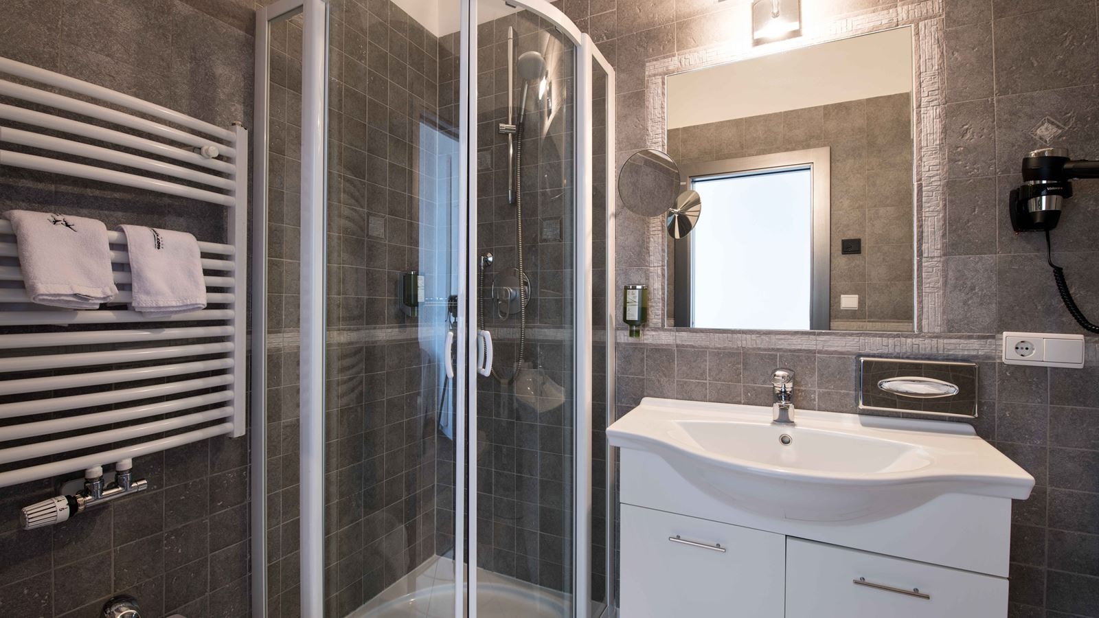 rooms-junior-suite-mountain-view