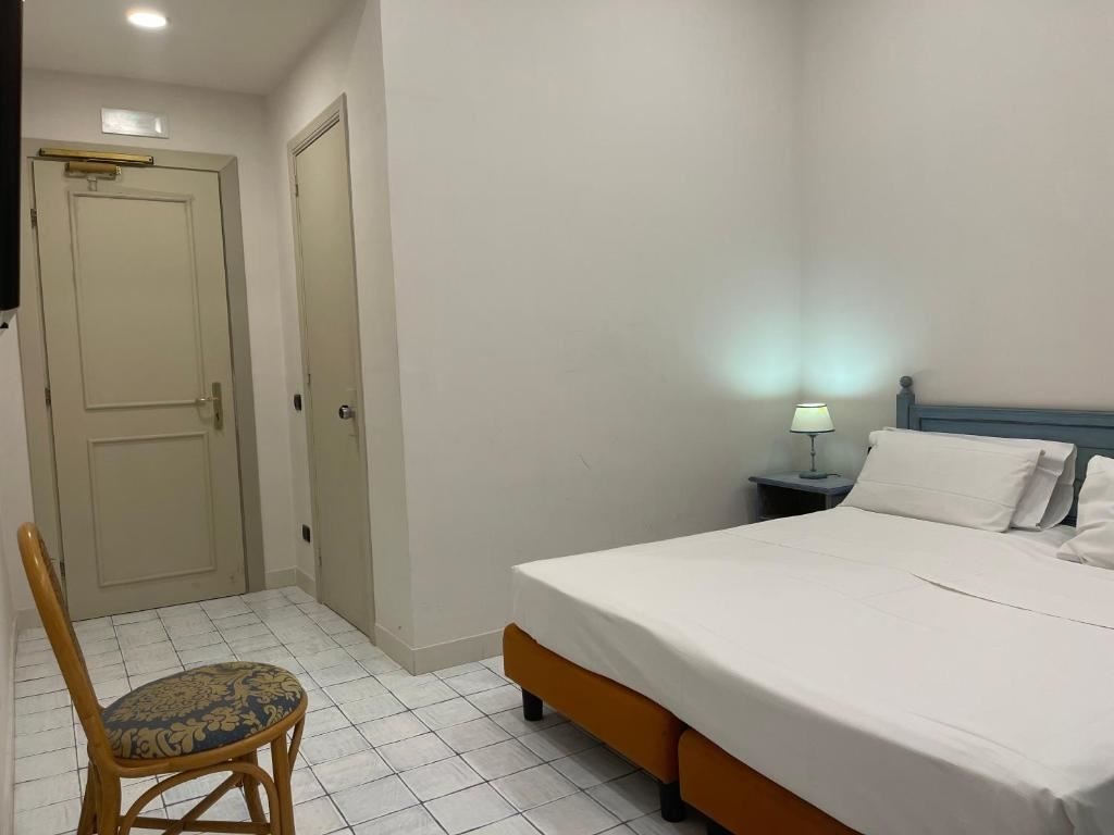 rooms-triple-deluxe-queen-bed