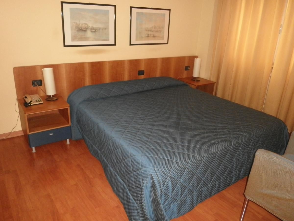 rooms-triple-two-beds