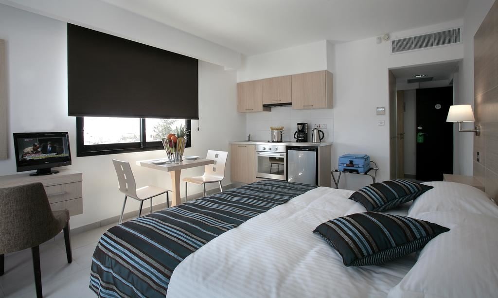 rooms-one-bedroom-apartment-balcony