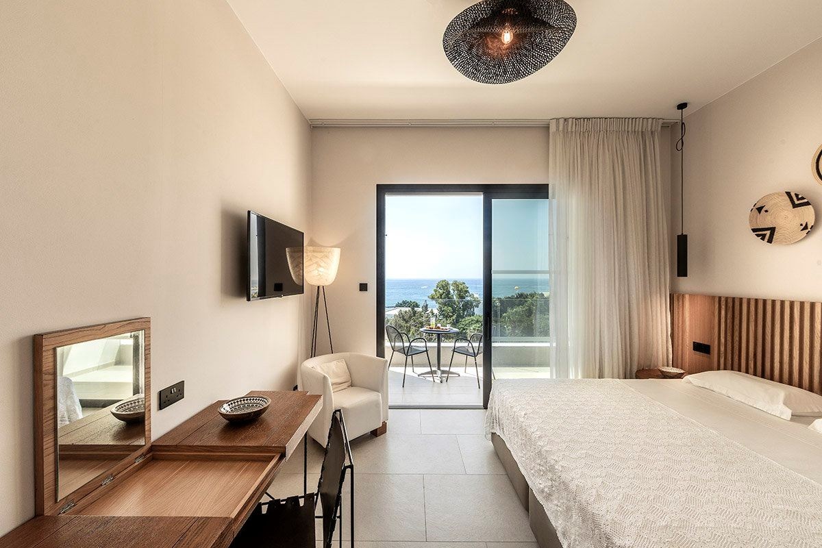 rooms-singleuse-pemium-room-sea-or-pool-view-balcony