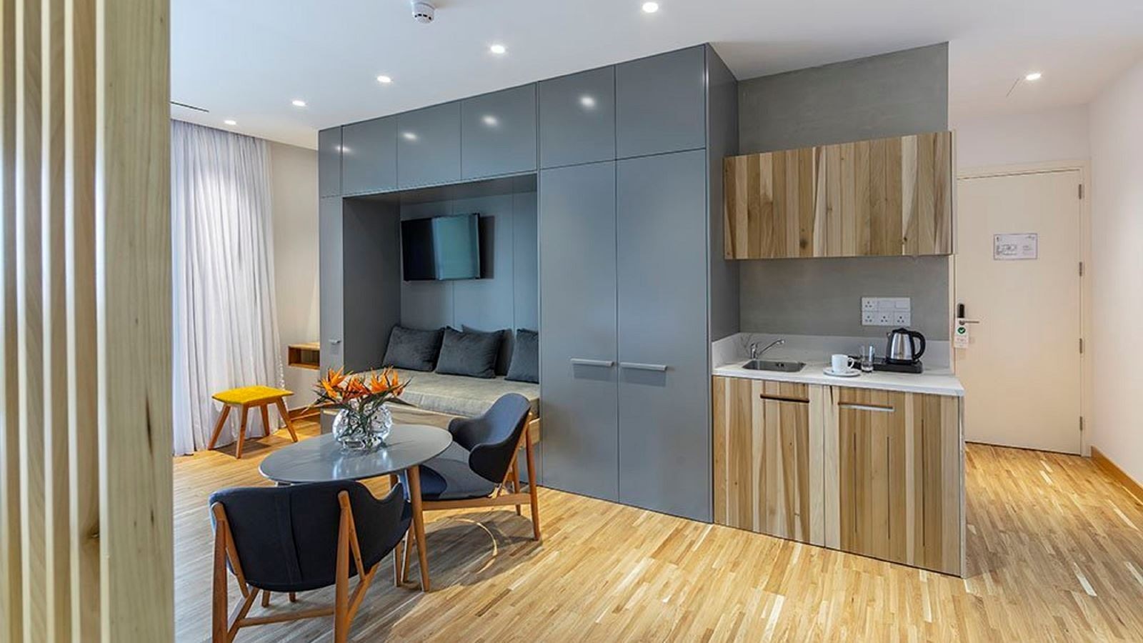 rooms-singleuse-executive-suite-balcony