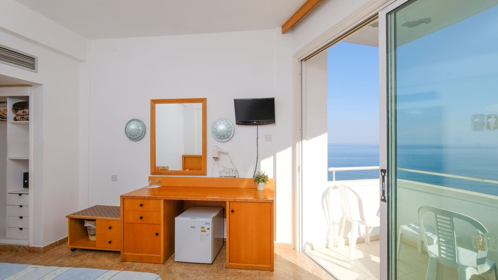 rooms-double-standard-room-lateralseaview-balcony