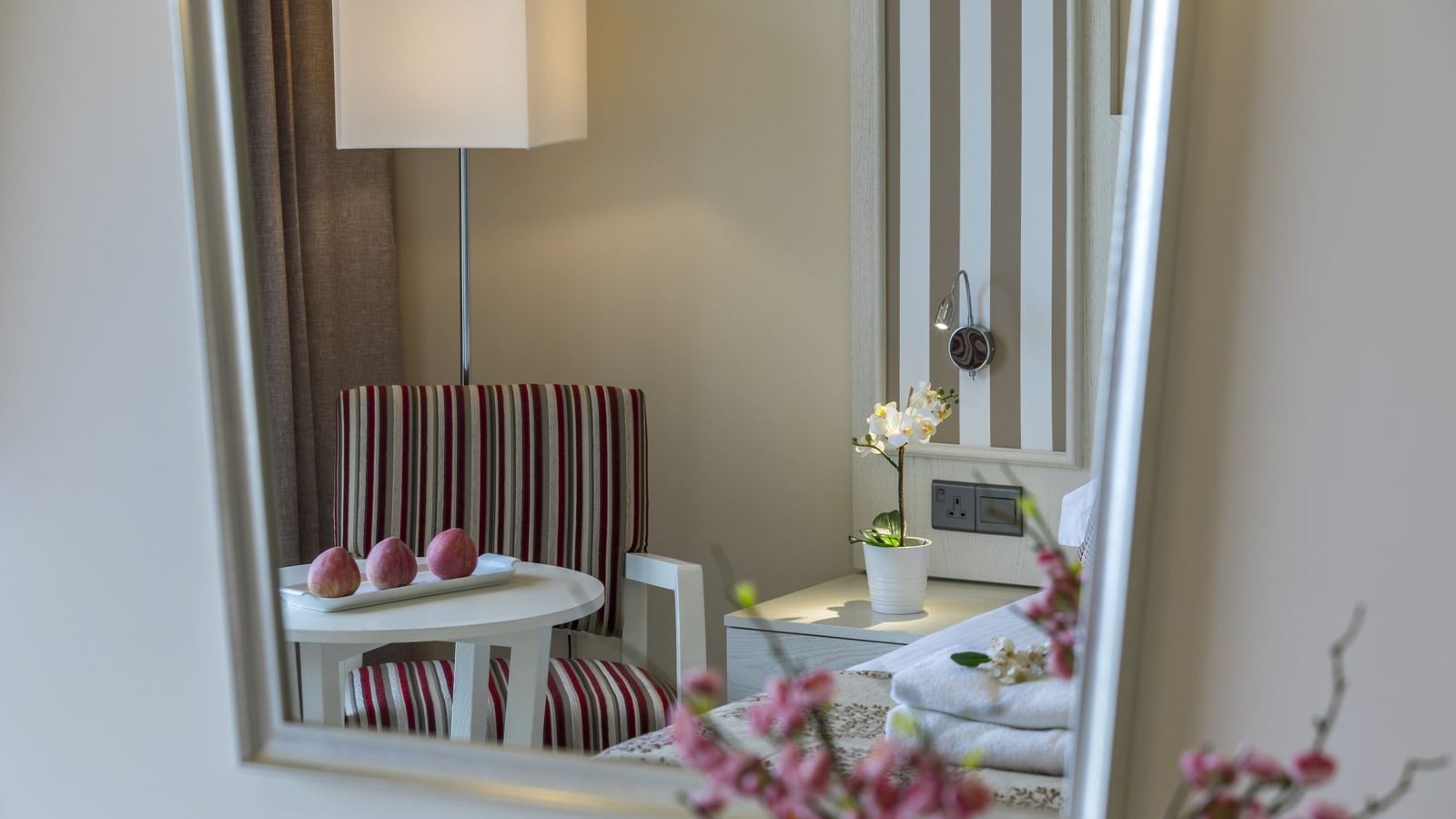 rooms-superior-room-lateralseaview-balcony