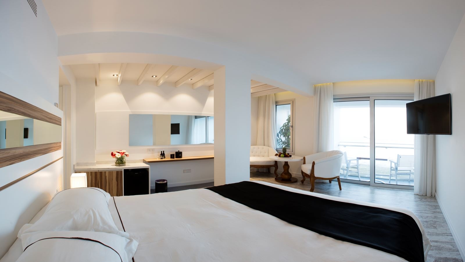 rooms-superior-room-seafront-balcony