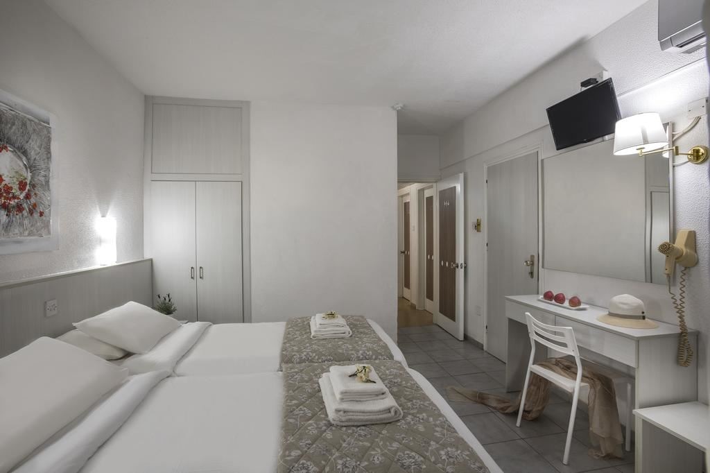 rooms-triple-standard-room-balcony