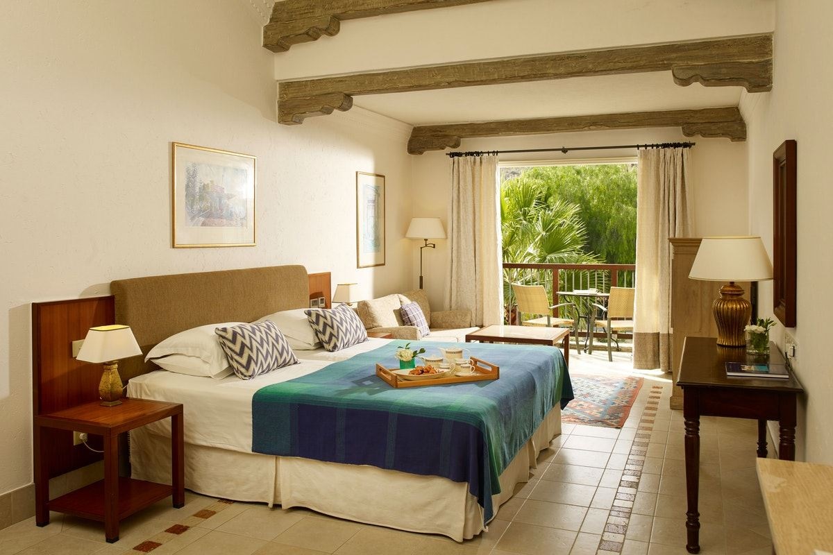 rooms-standard-juniorsuite-poolview